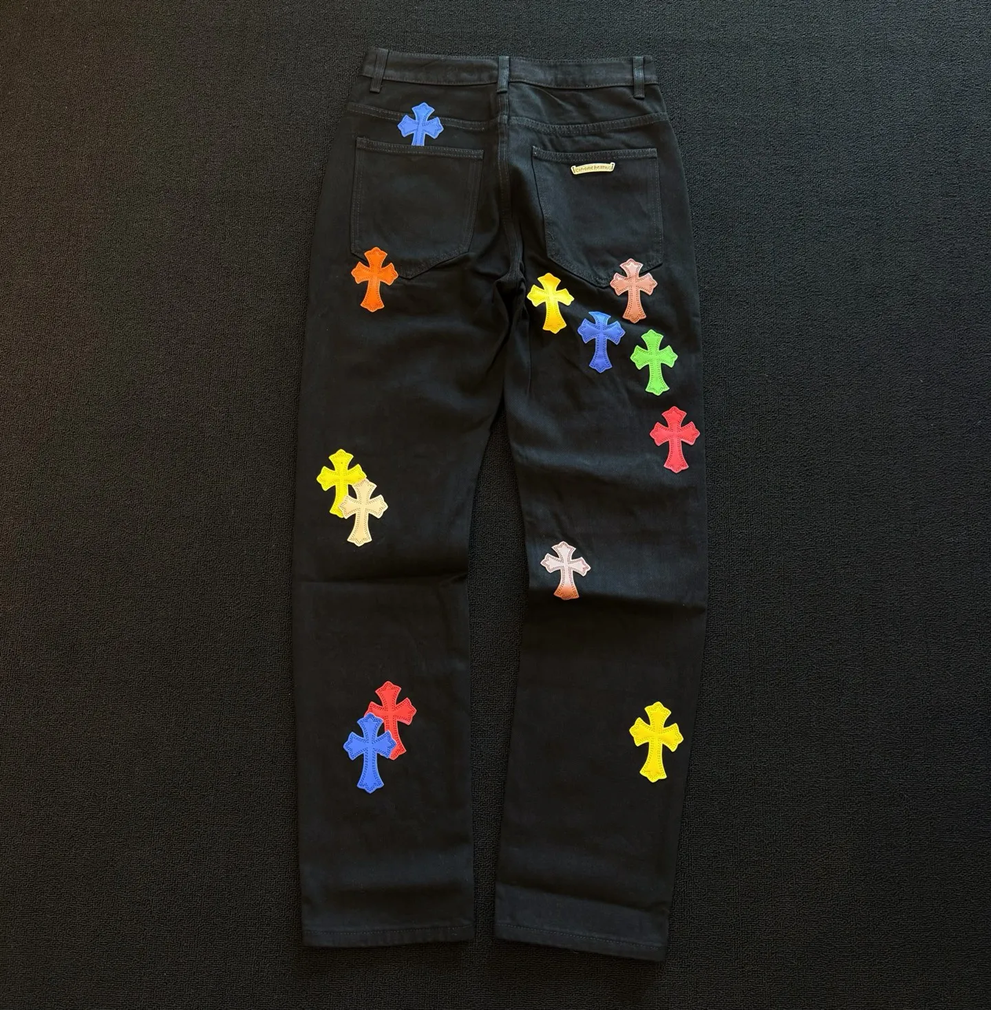 P280 Style No.: D358 ChromeHearts Chrome Colored Leather Straight Jeans Ceiling-Level Jeans A pair is hard to find at the counter‼ ️About Zangyin✅This is an extremely luxurious fashion brand that can also be called the aristocracy of the high street. It has always been an exclusive brand for some hipsters or rich second generations. The color of this model is already very eye-catching by using a unique washed material. It is decorated with pink patch cross flowers, which cleverly highlights the charm of the brand. Secondly, this model adopts a classic high-waist cut design, which highlights the long legs and fashionable temperament of the upper body. The brand is highly recognizable and the slim-fitting configuration is more suitable for daily wear. The personality will be fashionable and the specifications can be seen at a glance. Materials and technology ✅ Needless to say, this point goes without saying. As an excellent craftsman brand, Zangyin's requirements for details and craftsmanship are really perfect. The washed color of this model has gone through a lot of processes, not to mention the embellishment of the denim appliqués. It is also purely handmade and sewn. Just like what they believe in, only handmade things have soul and have the meaning of wearing. A top-notch heavy-duty fashionable denim item, recommended by both hands‼ ️ Size: 28, 30, 32, 34, 36 (S-XXL) Color: black Size reference: Pants length 100 102 104 106 106 Waist 72 76 80 84 88 Recommended weight S (about 110 pounds) M (about 140 pounds) L (about 140 pounds) XL (about 165) XXL (about 185)
